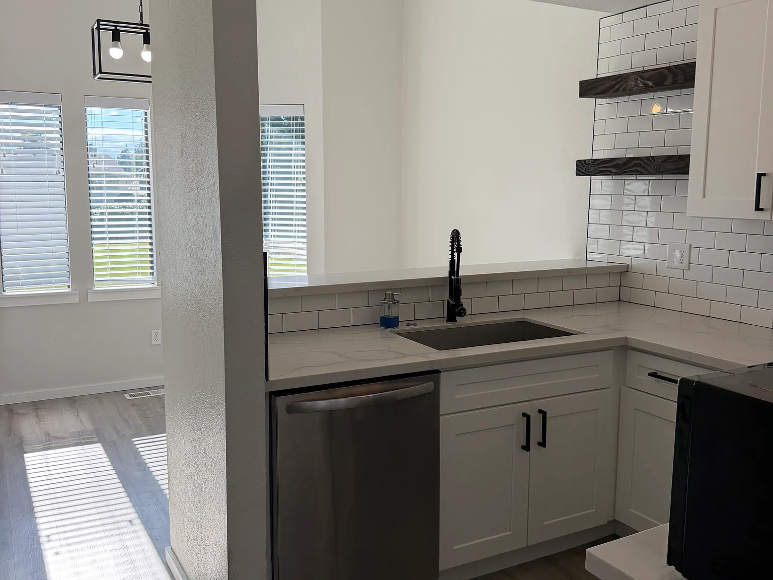 1124 N Vassault St — Photo 2