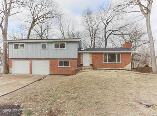 11 Meadow Dr, Fenton, MO 63026