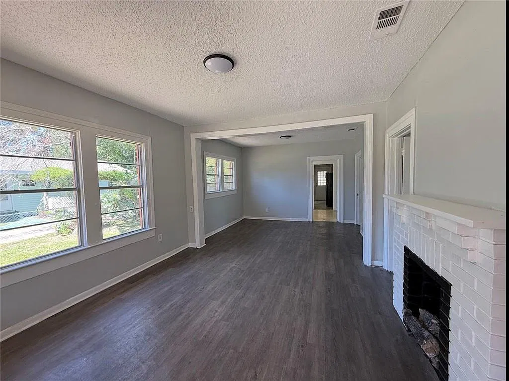 4 bed, 1.5 bath, 1869 sqft, $1,400 — Photo 4