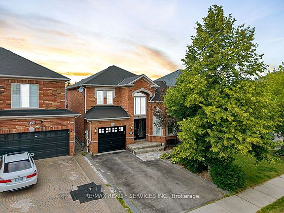 2nd image of 122 Dells Cres