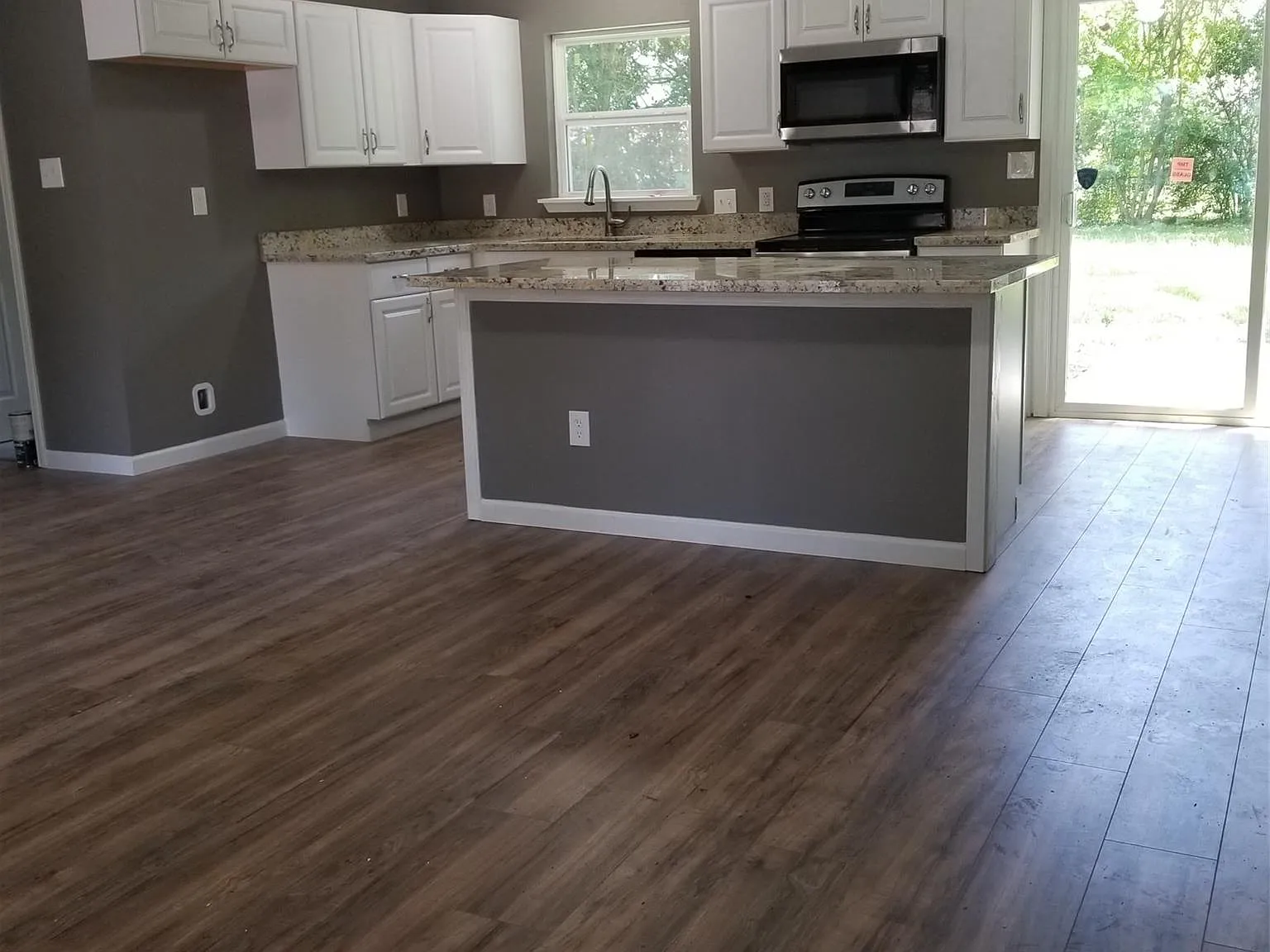 3 bed, 1.0 bath, 1144 sqft, $1,600 — Photo 3