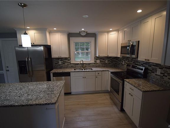 5th image of 2600 Pine Grove Dr