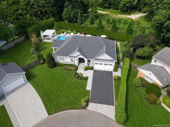 14 The Spur, Locust Valley, NY 11560