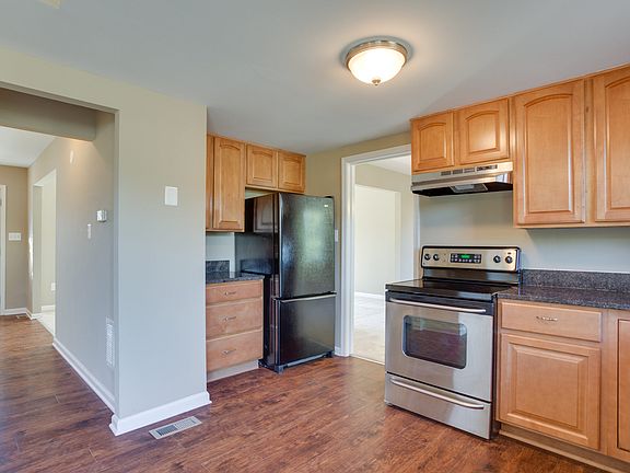 3rd image of 752 Hickory Ct