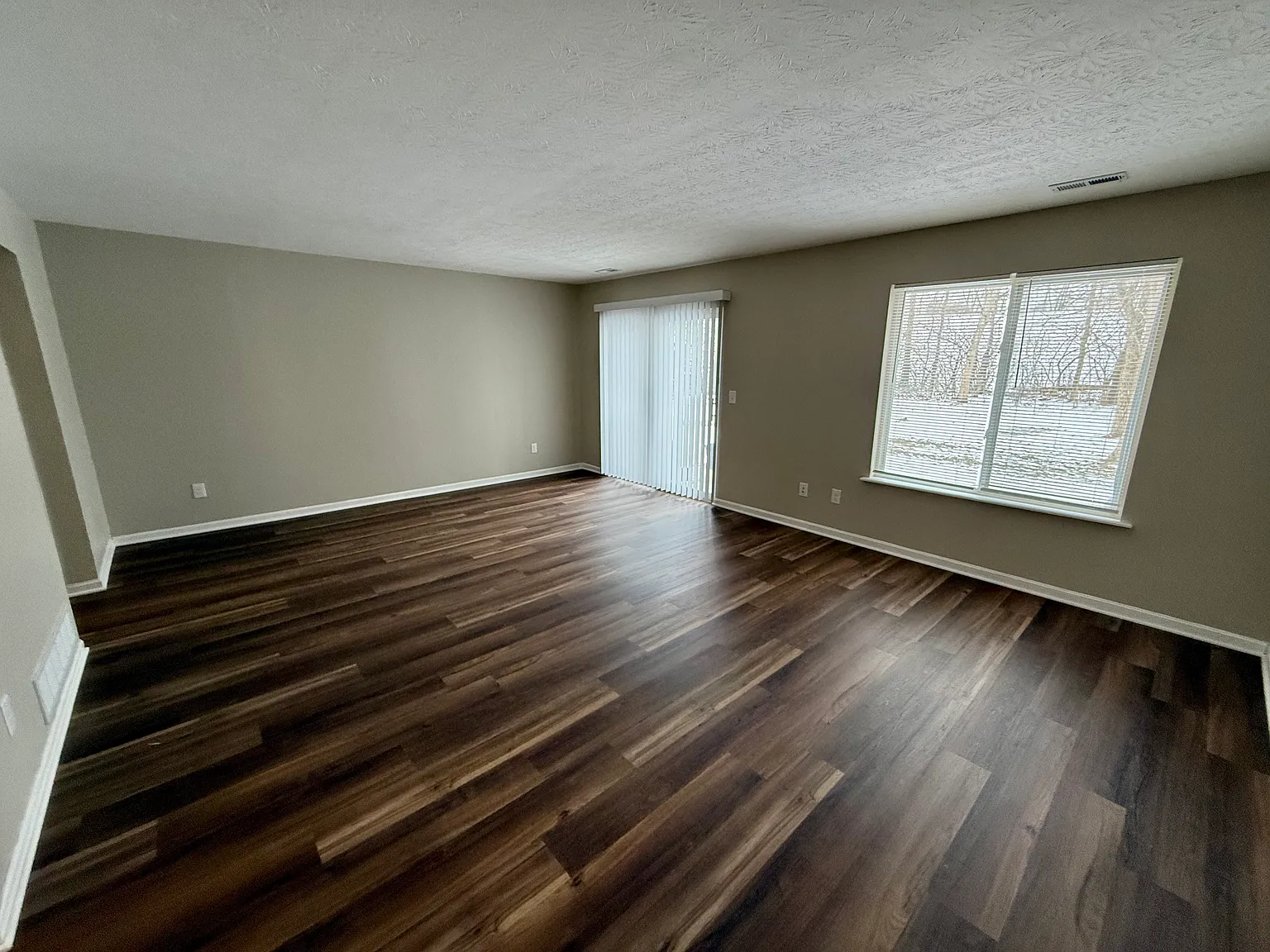 3 bed, 1.5 bath, 1552 sqft, $2,000 — Photo 3