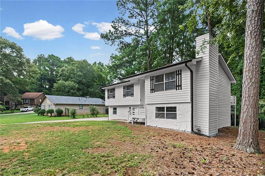 4 bed, 2.0 bath, 1778 sqft, $2,300 — Photo 3