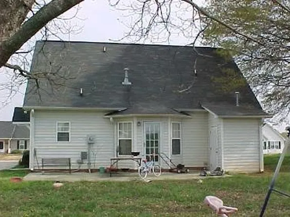 210 Queensbury Way, Spartanburg, SC 29302