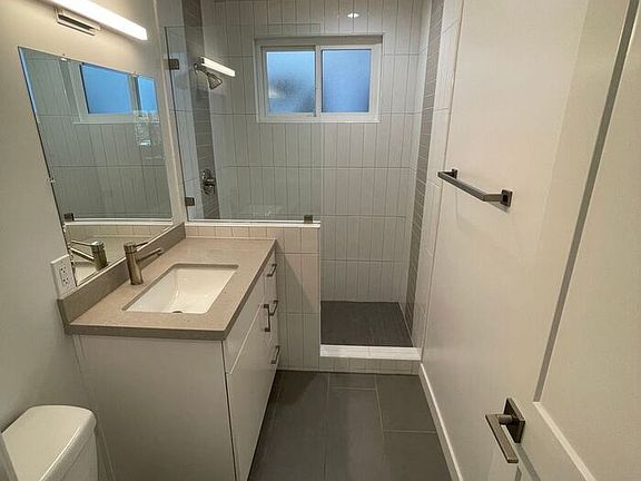 3rd image of 731 23rd St APT 7