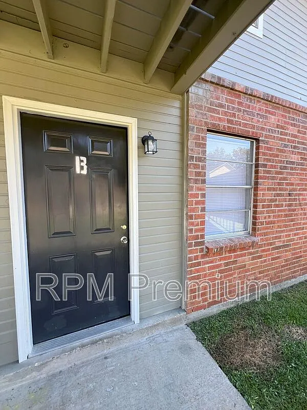 3 bed, 1.0 bath, 850 sqft, $950 — Photo 1