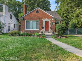 1070 Hampton Rd, Grosse Pointe Woods, MI 48236