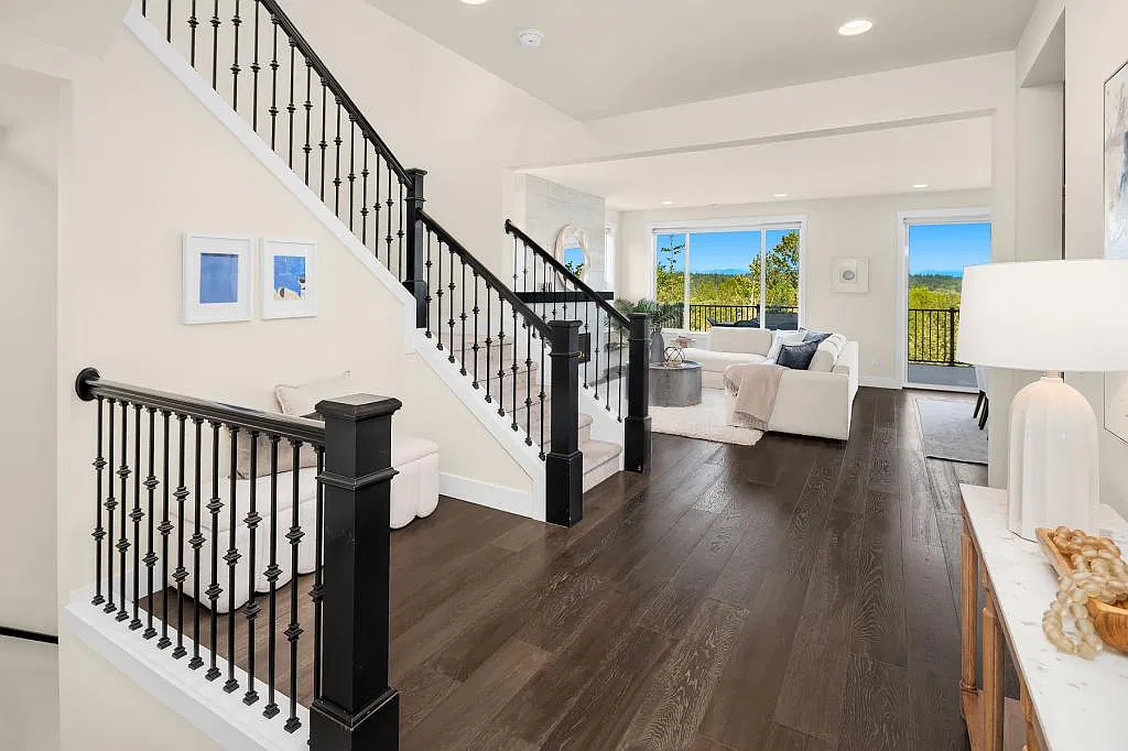 Elevated Kirkland Living w/ Sweeping Cascade Views - 5 bedrooms or more — Photo 3