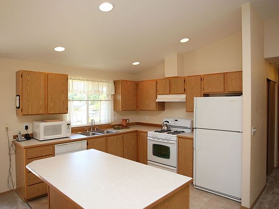 Kitchen w/island
