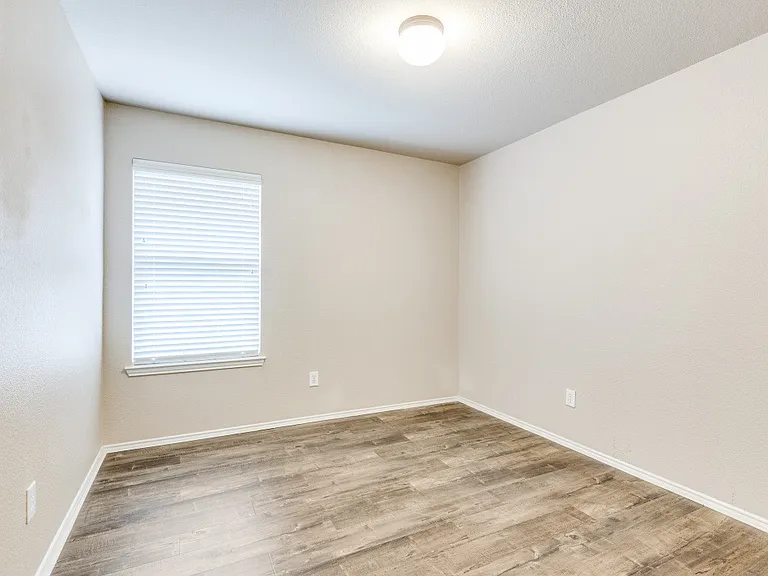 2417 Grand Rapids Dr — Photo 8