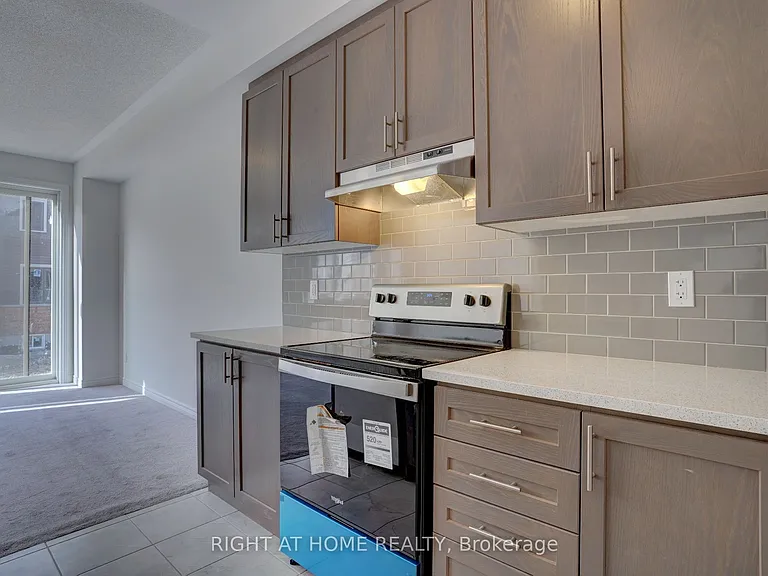 2038 Cameron Lott Cres — Photo 6