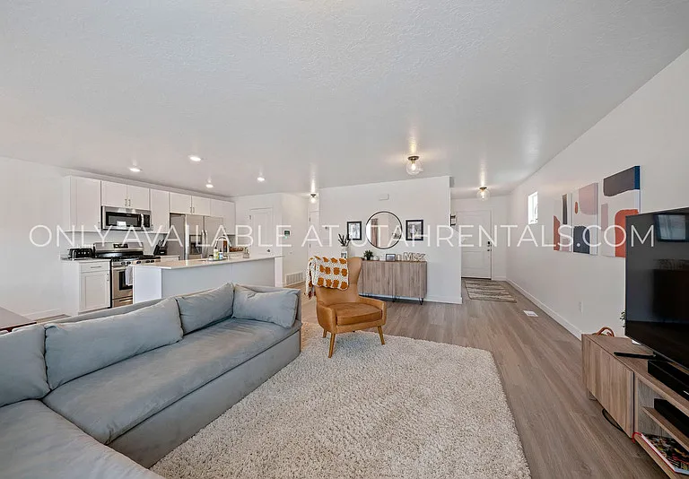 341 N Angus Dr — Photo 7