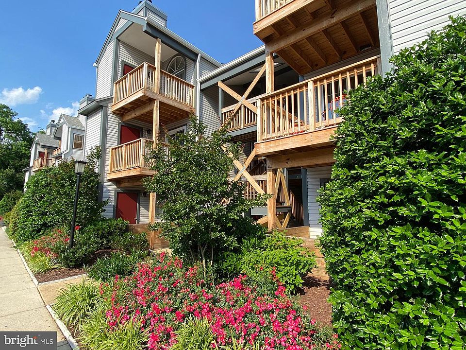 1st image of 6905A Victoria Dr #6905-A