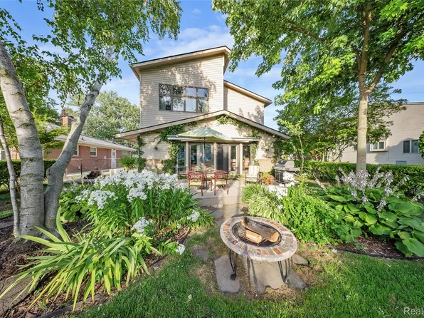 30500 Bayview Dr, Gibraltar, MI 48173