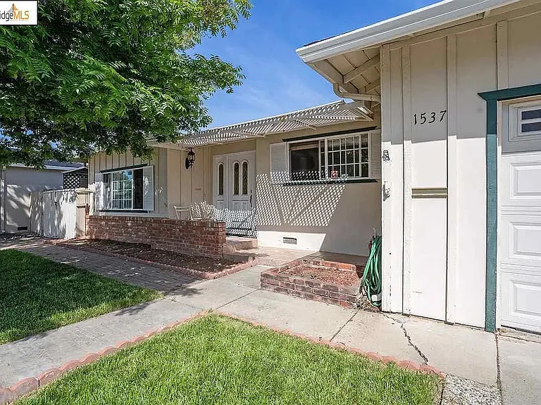 1537 Heartwood Dr — Photo 2