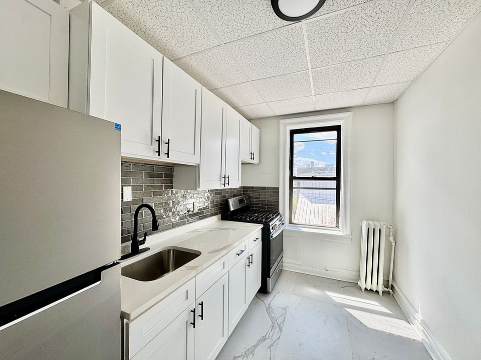 1st image of 995 Summit Ave #405