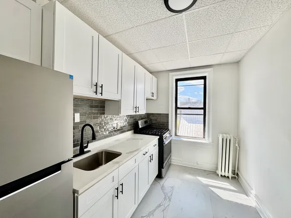 995 Summit Avenue image 1 of 6