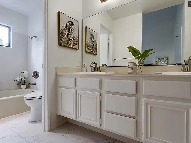 Ensuite primary bathroom to primary bedroom