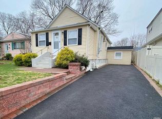 283 Deauville Blvd, Copiague, NY 11726