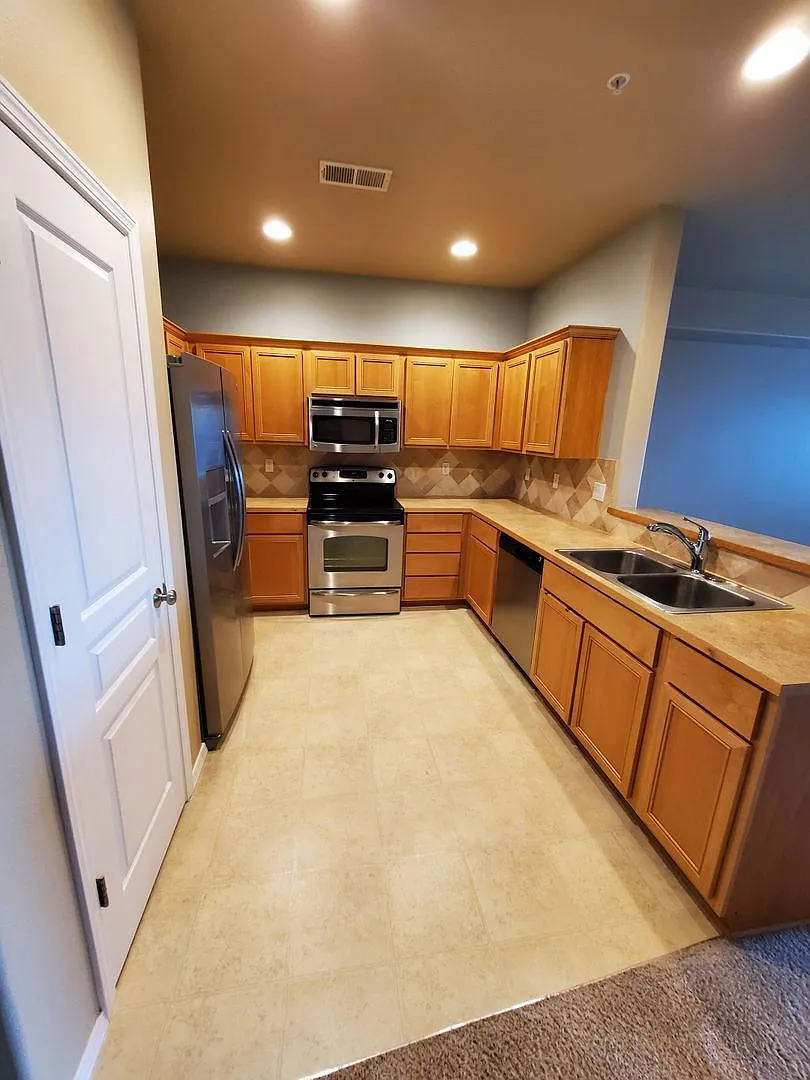 2 bed, 2.0 bath, 1474 sqft, $2,045 — Photo 4
