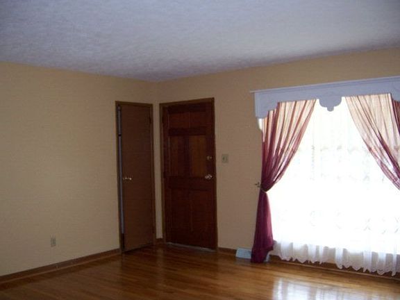 3rd image of 211 Crestwood Dr