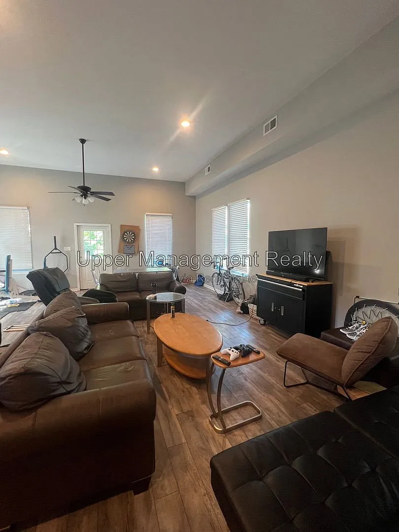5 bed, 2.5 bath, $7,250 — Photo 3
