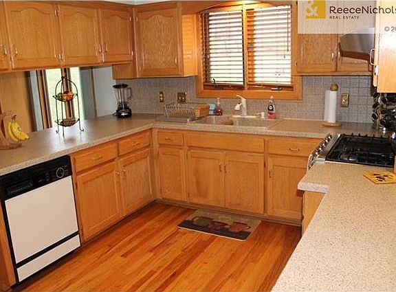 Large Kitchen With Tons of Cabinets & Counter Space - Oak Floors, 2" Wood Blinds, Ceiling Fans