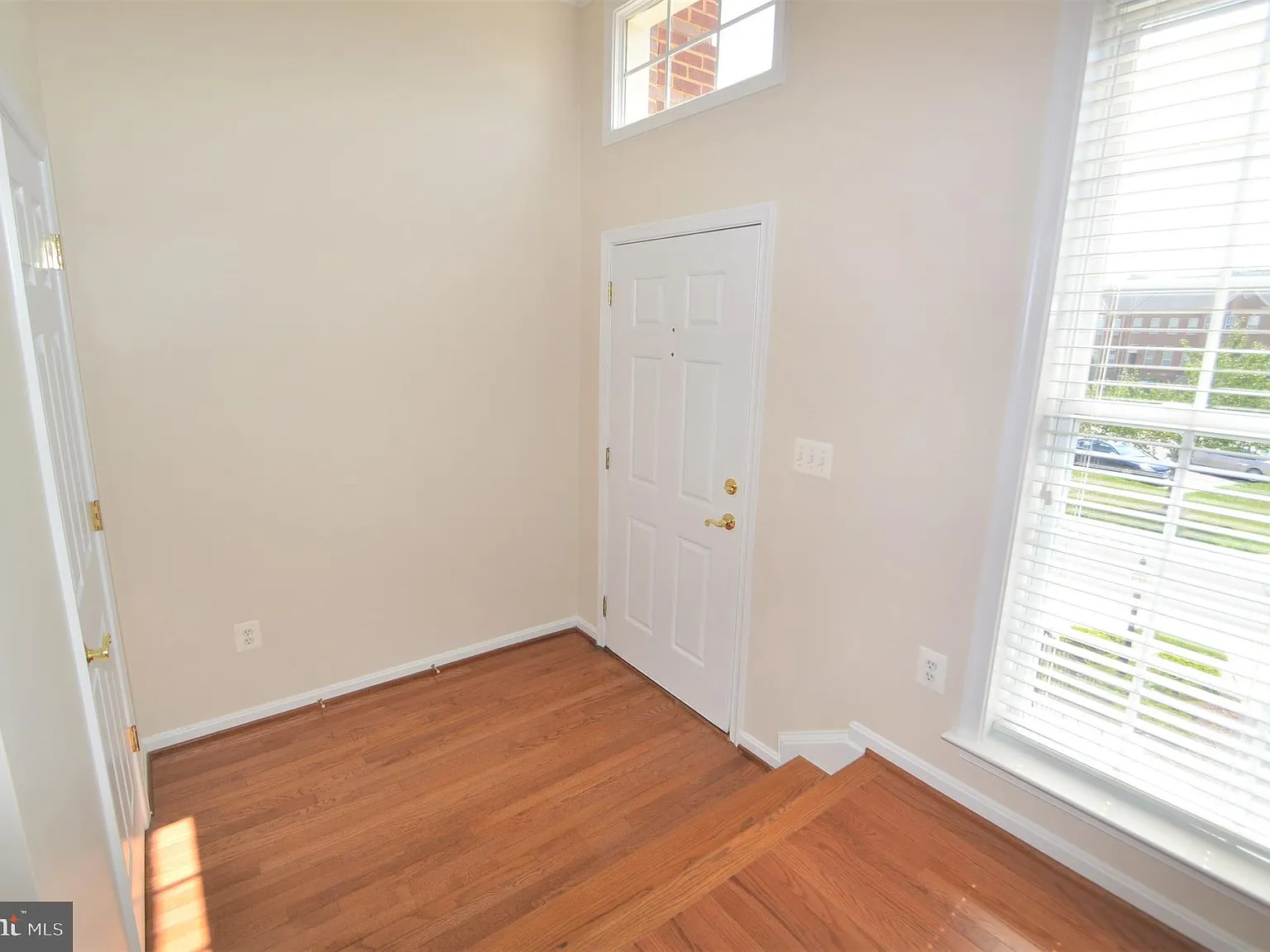 3 bed, 4.0 bath, 2568 sqft, $3,195 — Photo 2