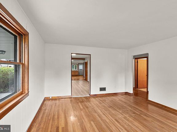 5th image of 1127 E Lehman St