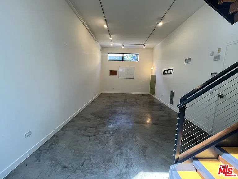 320 Indiana Ave #B — Photo 4