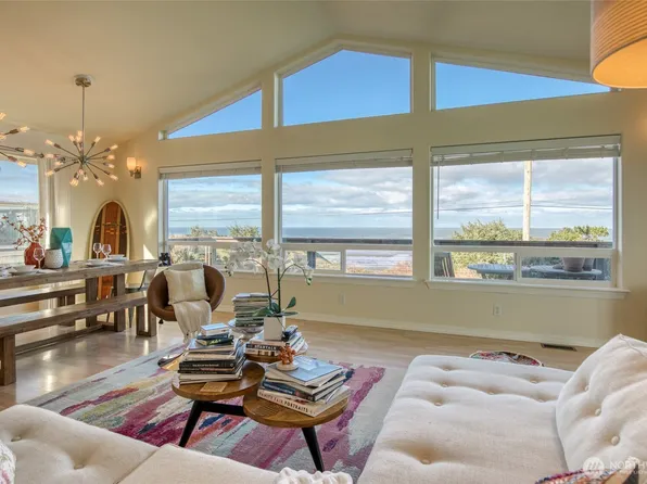 24 Duke Lane, Pacific Beach, WA 98571