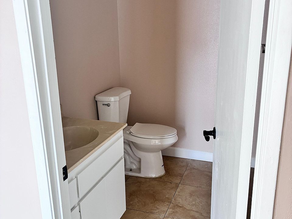 1/2 bathroom in downstair