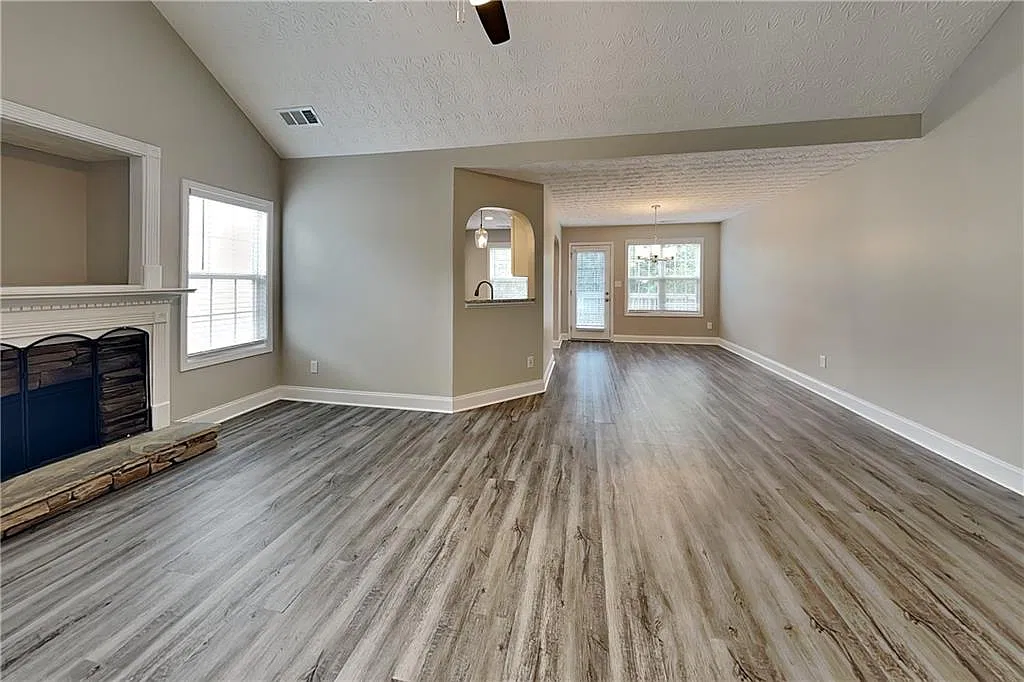 4 bed, 2.0 bath, 1406 sqft, $1,825 — Photo 3