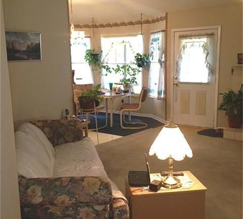 Dining w/bay window