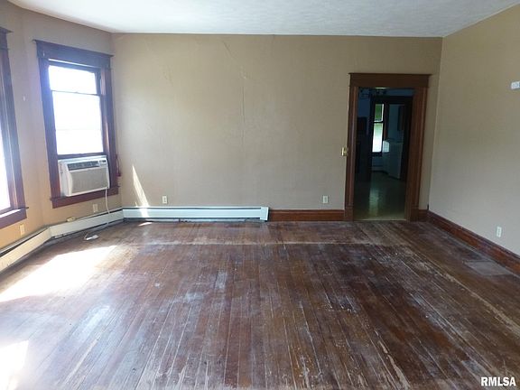 3rd image of 121 E Fortune St