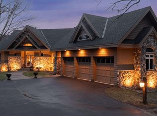 2833 Overlook Cir, Bloomington, MN 55431