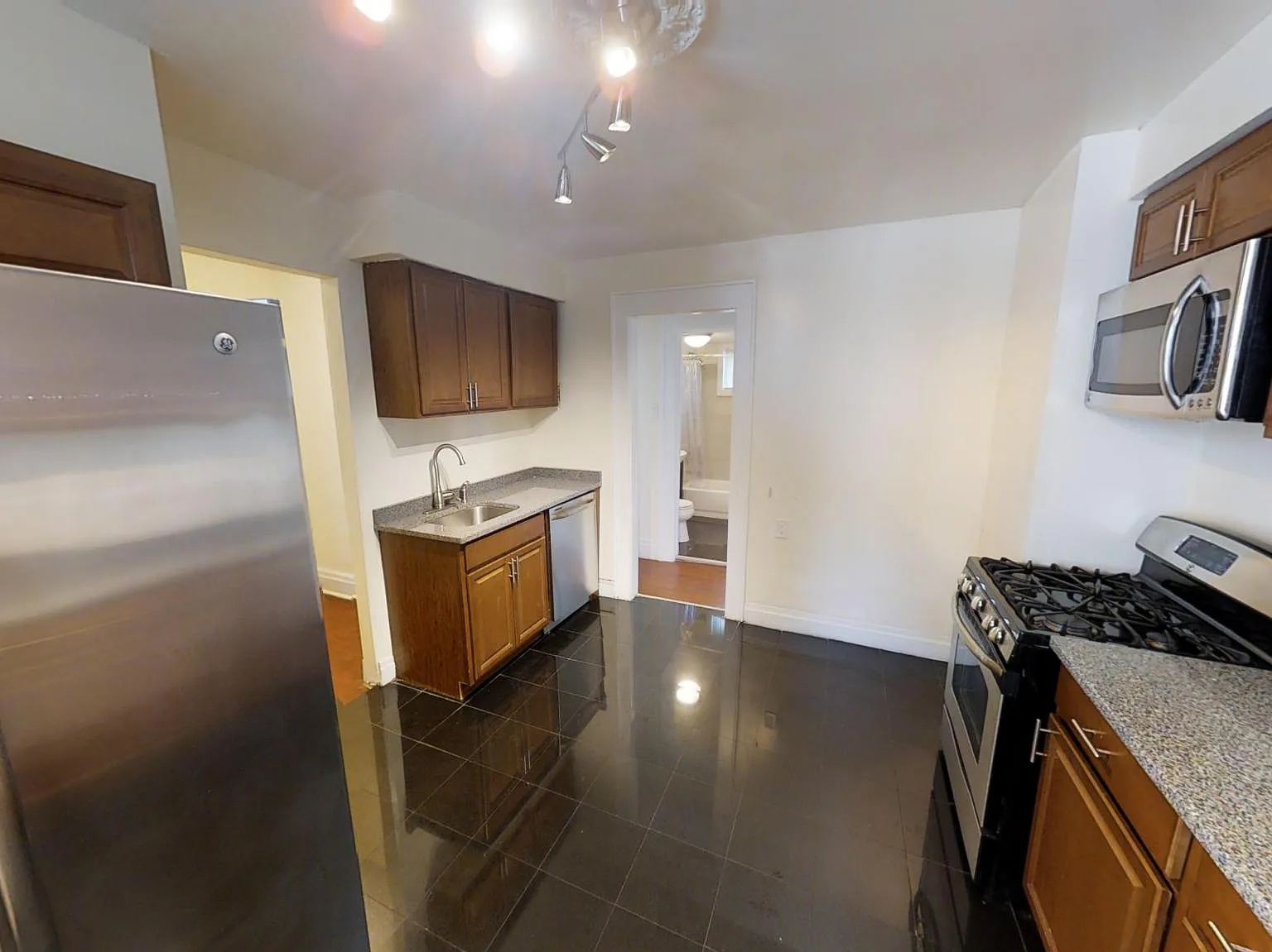 4 bed, $2,900 — Photo 2