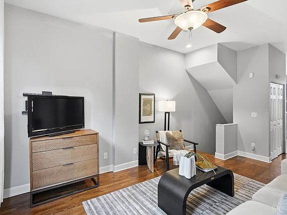4th image of 2156 Gilbert Ave #B