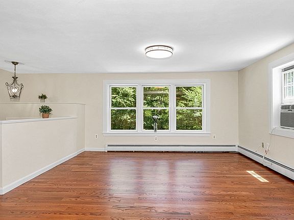 5th image of 50 Corrine Dr