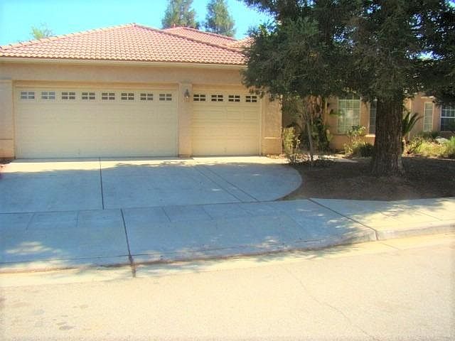 1st image of 2572 E Portland Ave