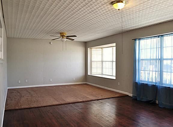 3rd image of 2845 Belhaven Dr