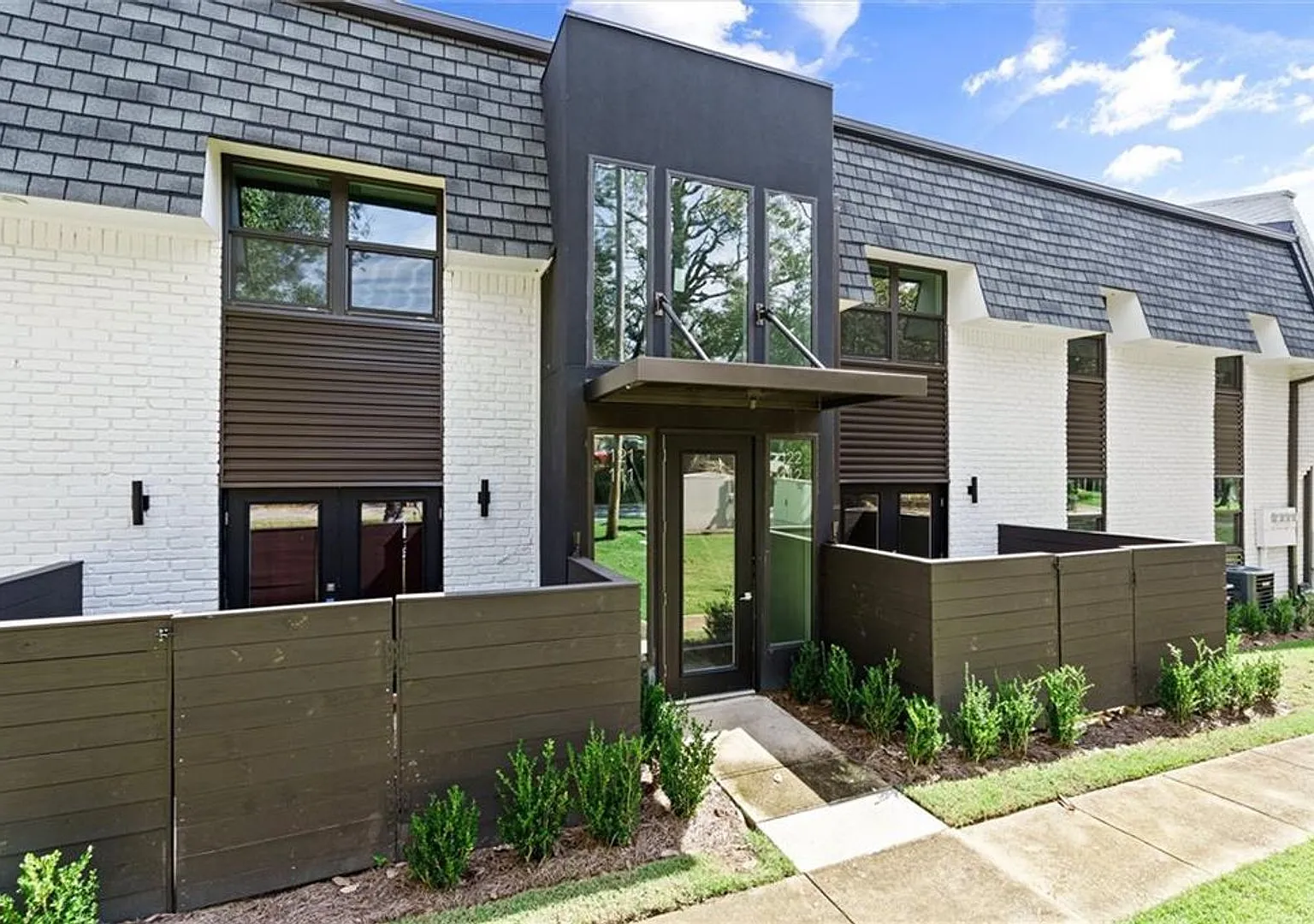 Springhill Oaks Condominiums — Photo 1