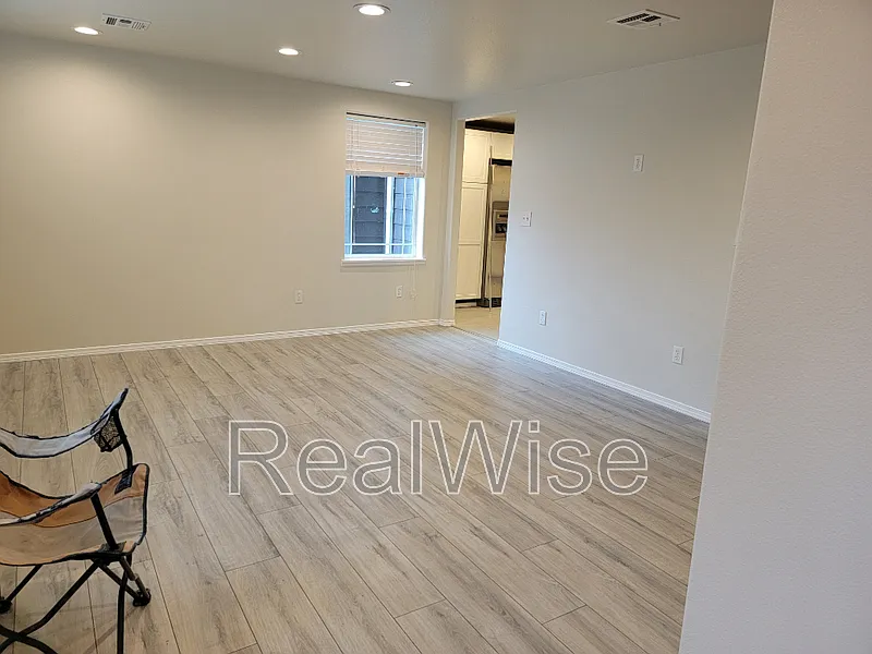 4 bed, 3.0 bath, 2837 sqft, $2,650 — Photo 2