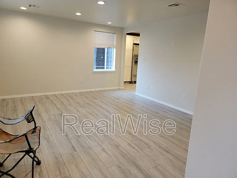 344 W Selmar Ct — Photo 2