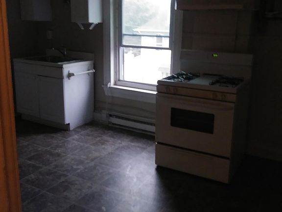4th image of 271 E Chestnut St APT 4