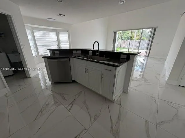 5 bed, 4.0 bath, 3174 sqft, $7,000 — Photo 4