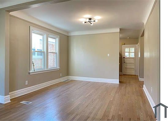 5th image of 3446 N Ozark Ave #1